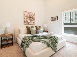 The Village Collection with Gym Pool and Spa, hotel a Montclair