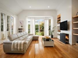 Charming Red Brick Estate in Kew 5BR & Playhouse, hotel v Melbourne