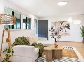 Bellevue Somerset 2BR w Sunroom & Sweeping Views