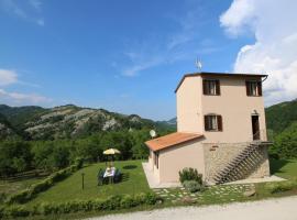 Mansion in Apecchio with Pool, Hotel in Apecchio