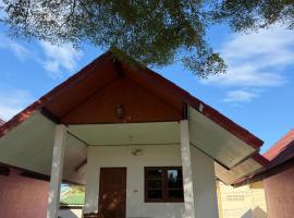 ปลาตอง รีสอร์ท, caba&ntilde;a o casa de campo en Chao Lao Beach