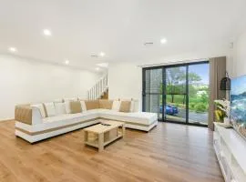Kellyville Spacious Modern House Park&Lake