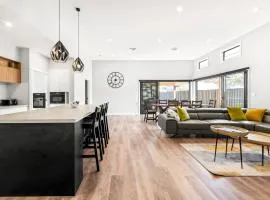 Catch & Relax - Pet Friendly - 4 Mins Walk to Beach