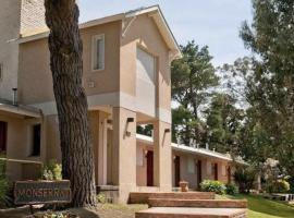 Monserrat Bungalows Con pileta y parrilla，位于皮纳马尔的酒店