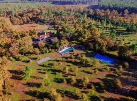 Domaine de Coursat avec piscine chauffée et services haut de gamme pour 16 personnes - FR-1-791-35, hotell i Castets