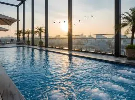 MAY DE VILLE Lakeside Hotel