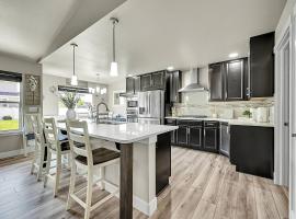 Modern 5BR/3BA Luxury Home|Movie Nights & Comfort, hotel Evansban