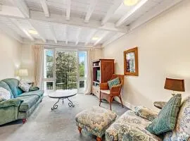 Peaceful 2-Bedroom Retreat with Harbour Outlook
