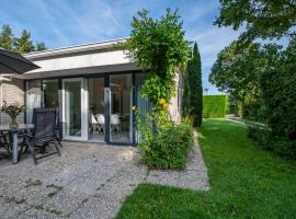 Detached bungalow, perfect for water sports and nature enthusiasts, hotel a Kamperland