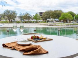 Maraboo Island Waterfront Retreat, отель в городе Coogee