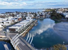 Waterfront Retreat- North Coogee - Luxury, Beachfront, family friendly, Sauna, close to Fremantle & Rottnest Island Ferry, Hotel in Coogee