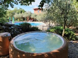 Roulottes et Cabanes de Saint Cerice, hotel v destinaci Vogüé