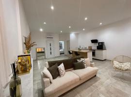 O Portes des HALLES 2، فندق في كافايو