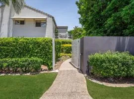 Noosaville Riverside Hideaway Lush gardens & River