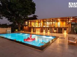 StayVista at Sasha Farms in Roha with Pool, WiFi