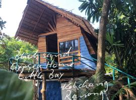 Black sand Gypsea Home Little Bay Kohchang Ranong, Hotel in Ko Thalu