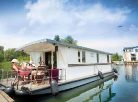 Floating Apartments at Rechlin Harbor by Kuhnle-Tours, barco em Rechlin