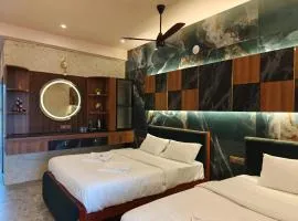 Estuary Dreamz BOATEL