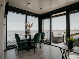 Houseboat Plus Uitgeest, hotelli kohteessa Uitgeest