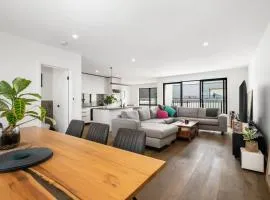 Modern Highton Hideaway Quiet Townhouse Comfort
