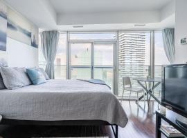 Lake view Studio Condo High Floor Downtown Toronto, hotel v Toronte
