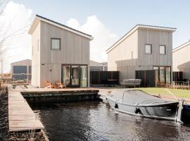 Waterlodge in Heeg - Relax, sail and enjoy!، فندق في هيج