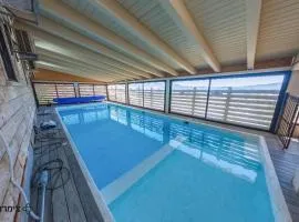 לה וילה - וילה משפחתית עם בריכה פרטית מחוממת ומקורה