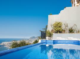 Luxury Terraced Villa at Palheiro Village, hotel i Funchal