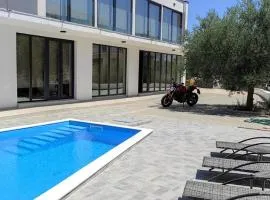 KRK, VILLA SOTTOVENTO WITH POOL, 8p