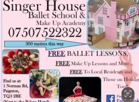 BARBIE HOUSE & BALLET & MAKE UP SCHOOL , On Ground Floor a 2 Bedroom Garden Apartment with Private Car Space , Opposite Paignton Pier , 2 Double Beds , 2 Single beds Kitchen & Air Fryer , Reception to Help you، فندق في بينتون