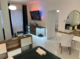 La Luna Premium Deluxe Apartment with Pool & Jacuzzi, Bikes and Covered Parking