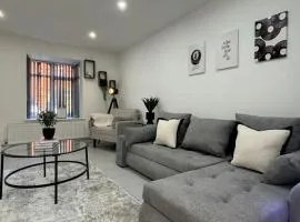 Cranberry House 3 Bedroom 7 Sleeper Home with Cinema Room Near JLR NEC and Airport