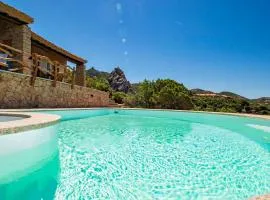 Futura anima sarda, villa sul tramonto con piscina privata