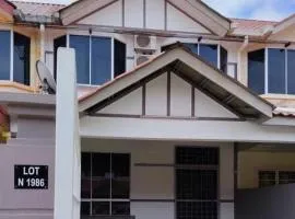 Indah Jaya Terrace 4 Bedrooms 7 pax