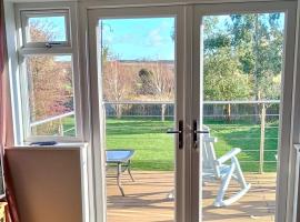 Countryside 2 Bed Bungalow with Stunning Views Free WiFi and Parking Ideal for Business and Leisure, hotel a Great Addington