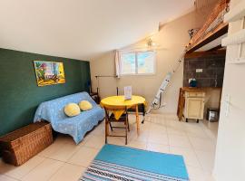 Studio Pool Drôme Provençale with Asian Meals Best Price، فندق في Taulignan