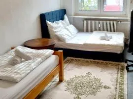 Tripplezimmer mit Garten, Kicker und Grill