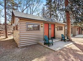Scenic Mountain Cabins with Pet-Friendly Features near Garden of the Gods in Colorado Springs, Colorado, hotel in Manitou Springs