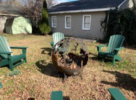 Charming Historic Riverfront Home with Garden Views near Lambertville, New Jersey, hotel a Titusville