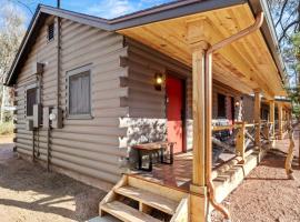 Cozy Nature Cabins with Pet-Friendly Amenities near Garden of the Gods in Colorado Springs, Colorado, hotel in Manitou Springs