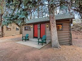 Peaceful Woodland Cabins with Modern Mountain-Inspired Amenities near Garden of the Gods in Colorado Springs, Colorado, hotel in Manitou Springs