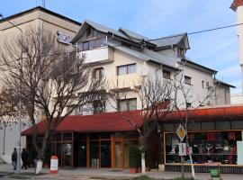 Sunrise Hotel، فندق في Adjud