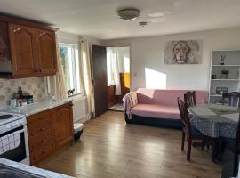 Ciaran's cottage, pet-friendly hotel in Donore