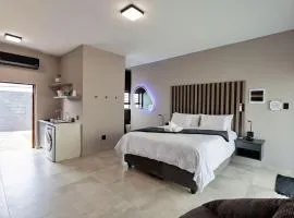 Modern 4 sleeper, hot tub, BBQ