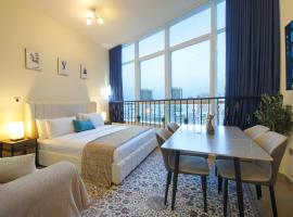 Silk Valley - The Azure Retreat with Sea Views near the Beach、アブダビのホテル