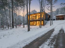 Chalet Mid-Century - Lakeside Joseph - Le Charlo, hotel in Saint-Pierre-Baptiste