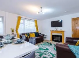 Modern 5-Bedroom House with Parking, Perfect for Large Groups