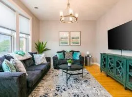 Logan Sq 4BR - Free Parking - Near Nightlife & DT