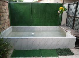 Mistela Altos de Mendoza - Dpto con Sala de Juegos y Pileta -Zona Residencial a pasos de Ciudad- Tours de viajes- Chocolates o galletitas - Viaje al Aeropuerto gratis -NO se aceptan reservas de residentes locales-, hotel i Godoy Cruz