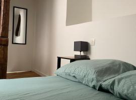 Logement cosy en plein centre de Joigny 2 à 3 pers - Cosy 4, hotel di Joigny